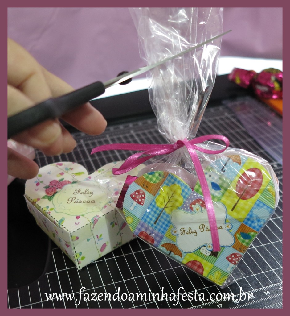 Fechar com uma fita e cortar o excesso de plástico.