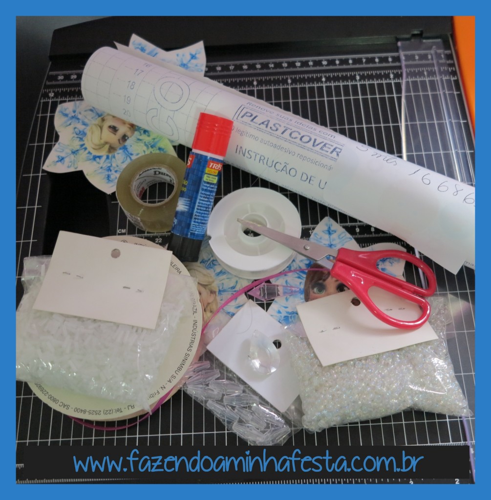 Moldes impressos, fio de nylon, tesoura, cola, contact, miçangas diversas, fita adesiva, fitinha de cetim fininha.