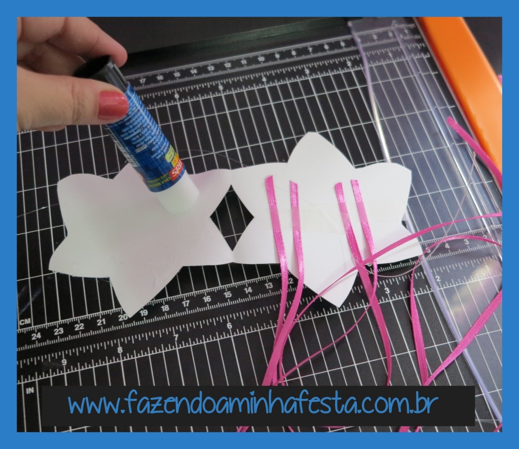 Passe a cola em todo o verso do molde.