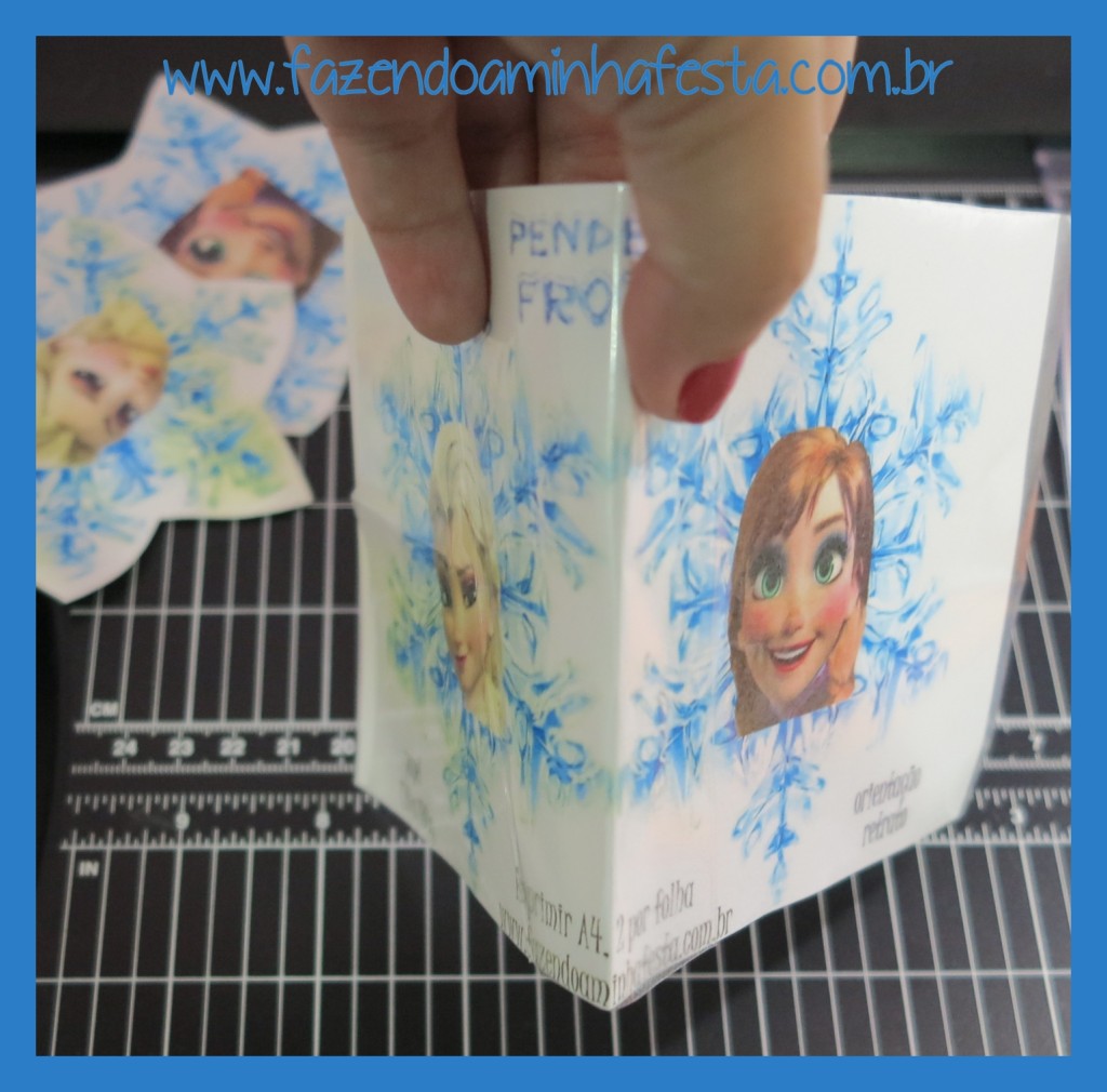 Dobre o molde ao meio (os dois lados são iguais, e são frente e verso) e reserve.