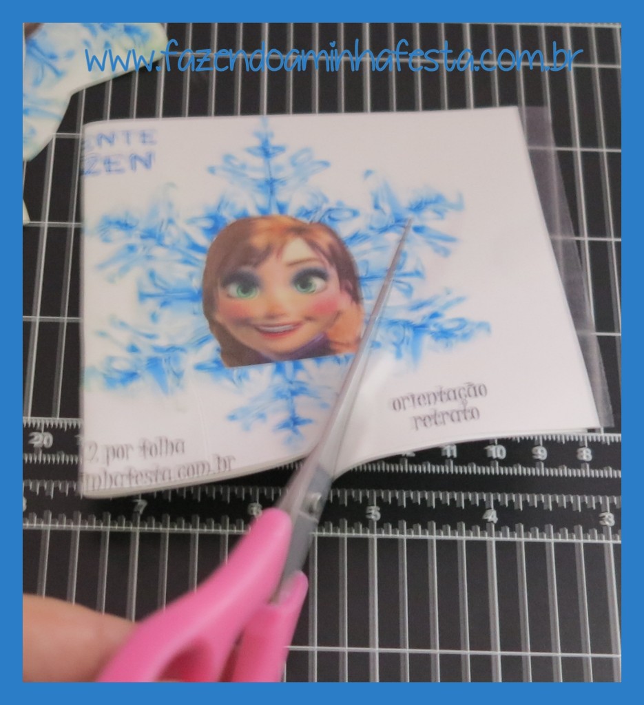 Depois de dobrado ao meio, recorte a imagem ao redor do floco de neve, para ficar igual dos dois lados. Reserve.