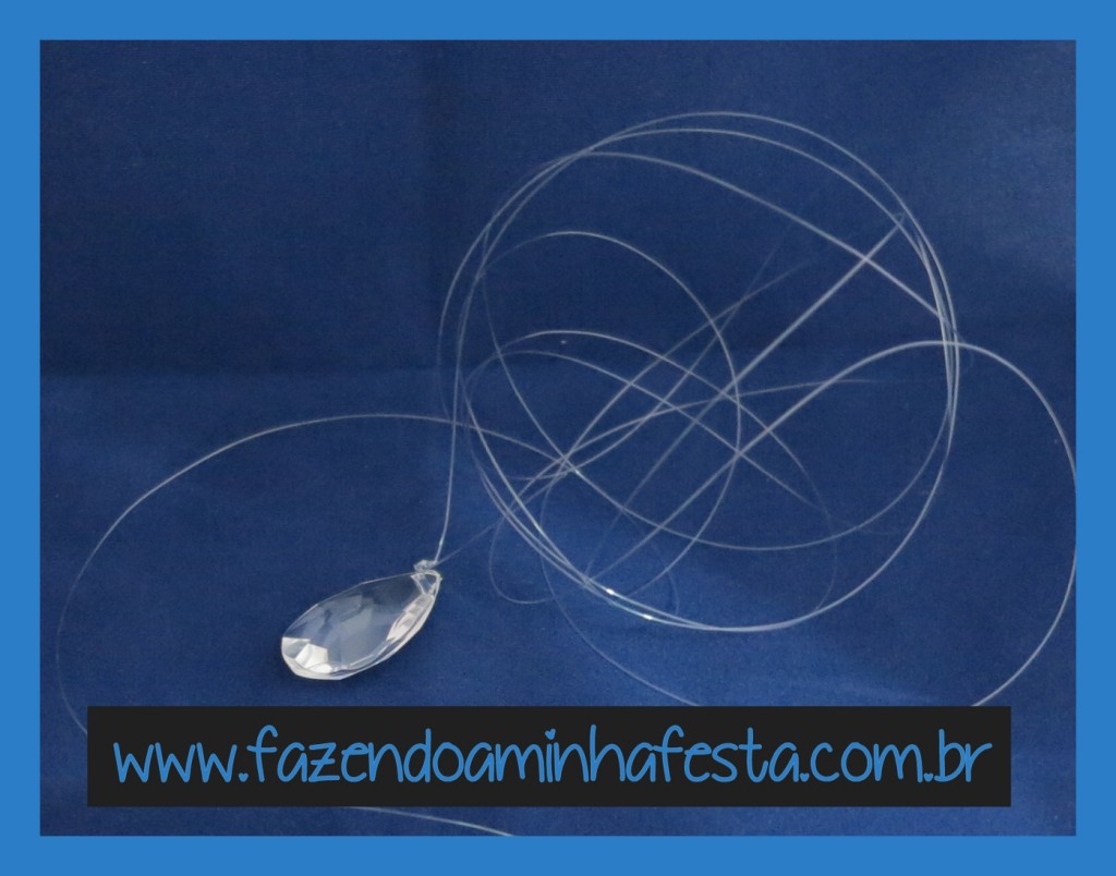 Pegue um pedaço grande de fio de nylon, e coloque um cristal (de plástico) pendente no início. dando vários nós.