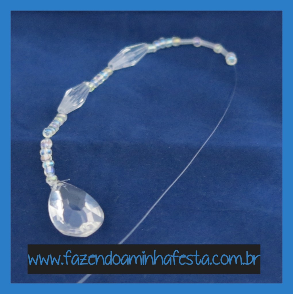 Faça um fio com miçangas e canutilhos, de 10 a 15cm.