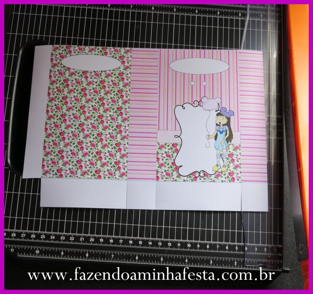 Recorte o molde ao redor, e as abas como na foto acima