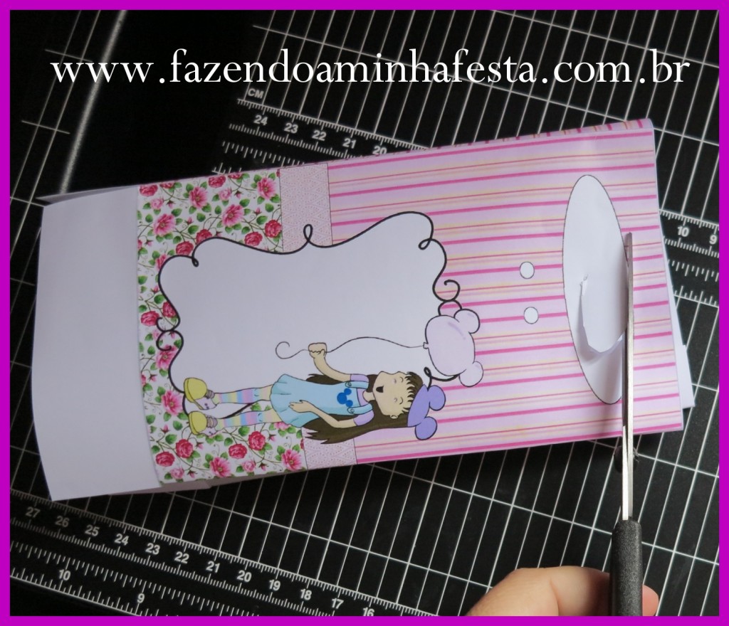 Corte o centro da elipse dos dois lados, usando tesoura ou estilete.