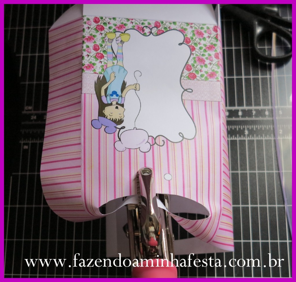 Use um perfurador para fazer os 4 furos nos círculos marcados embaixo das alças.