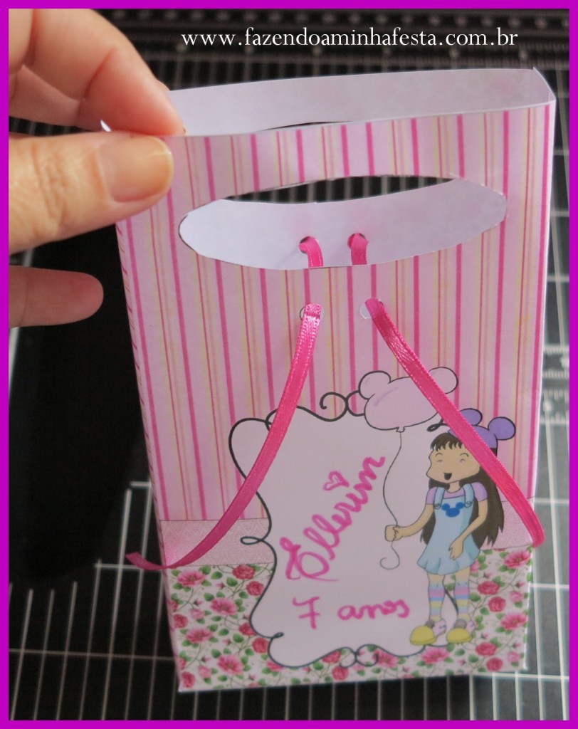 Cole a aba da lateral (escrita) e as abas de baixo, fechando a sacolinha. Deixar secar bem antes de usar. Embaixo, deixe as abinhas pequenas das laterais entre as abas maiores, para melhor acabamento.
