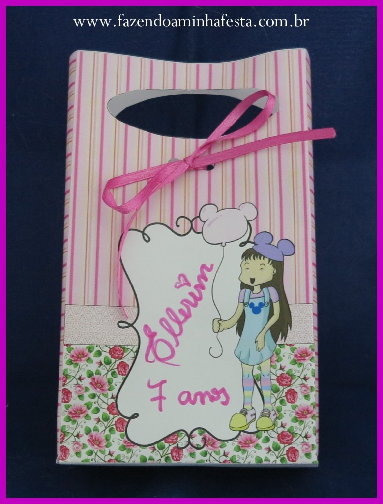 Depois é só passar a fita pelos 4 furinhos e dar o laço! Super fácil!!!