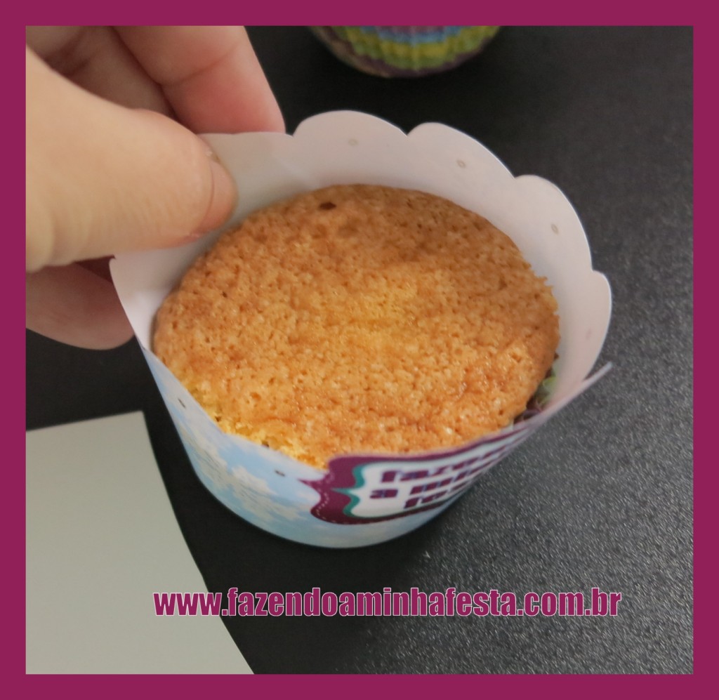 Coloque a saia ao redor do cupcake para ver o tamanho exato.