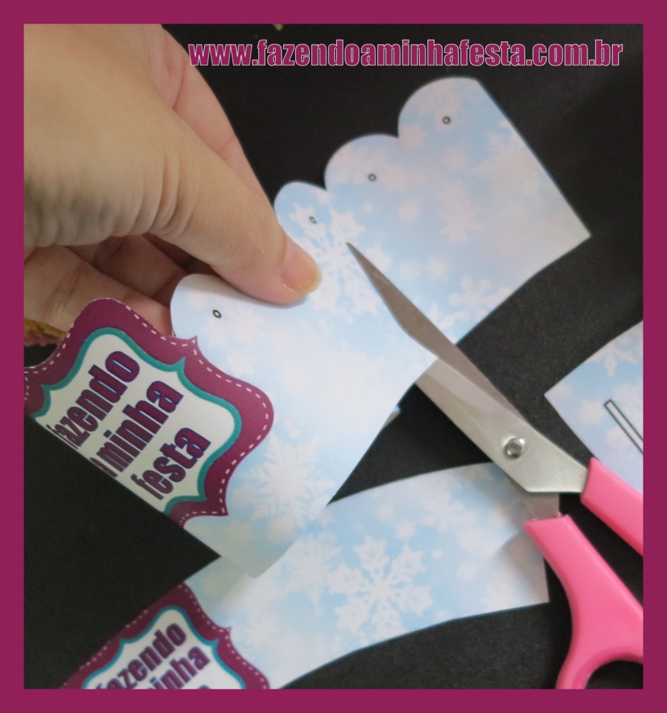 Se ficar muito grande, corte fora o excesso. Depois, cole na medida marcada, com fita adesiva ou cola, ou grampeie