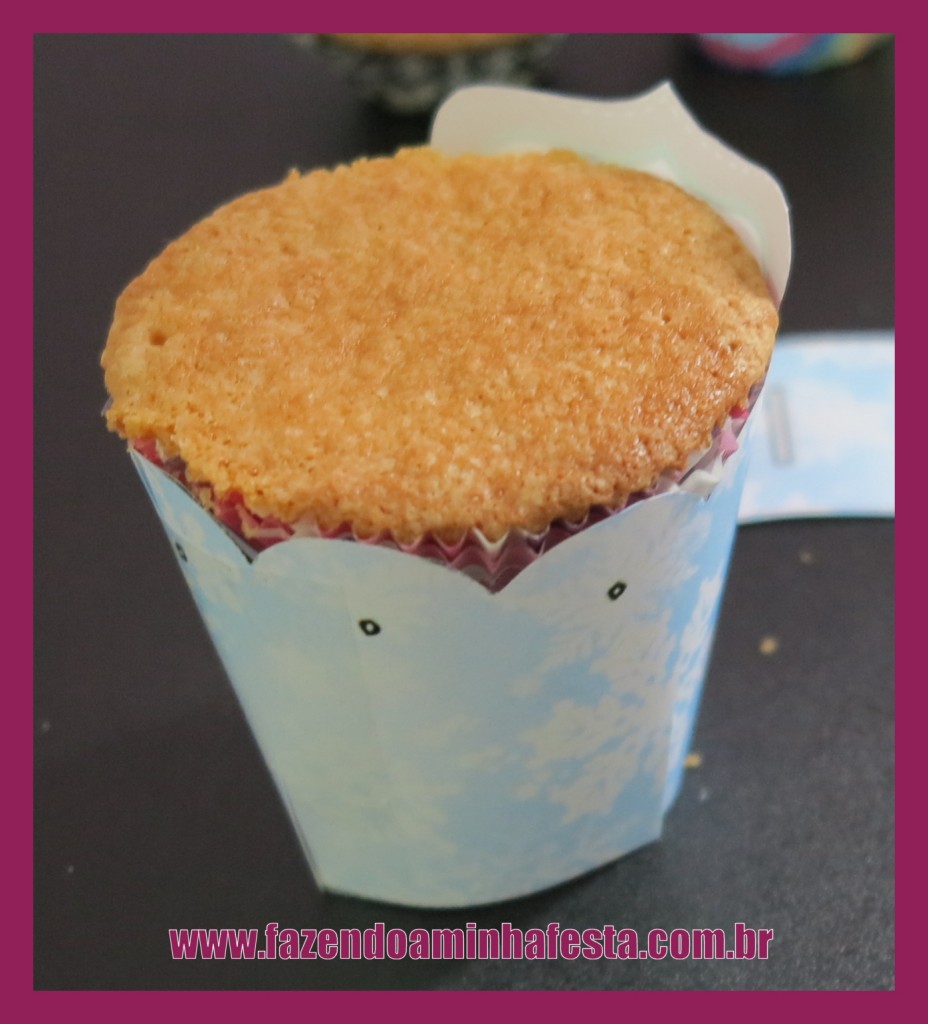Fica assim, com o cupcake aparecendo e papel sobrando embaixo.
