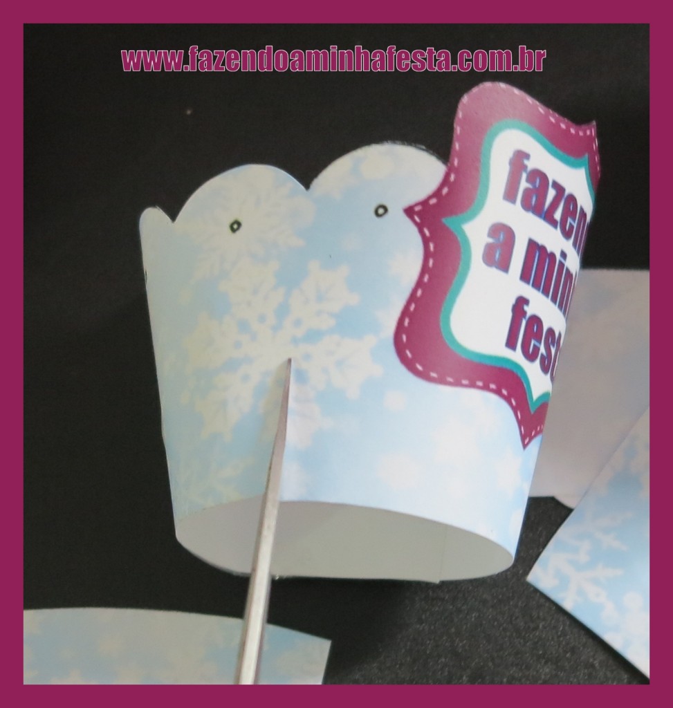 Fazer 4 cortes na parte de baixo da saia, até onde fica o início da forminha do cupcake.