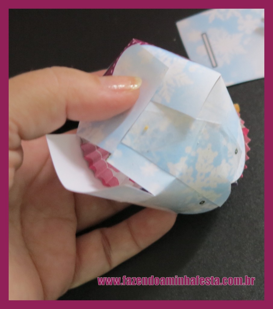 Dobre as quatro partes cortadas como mostra na foto.