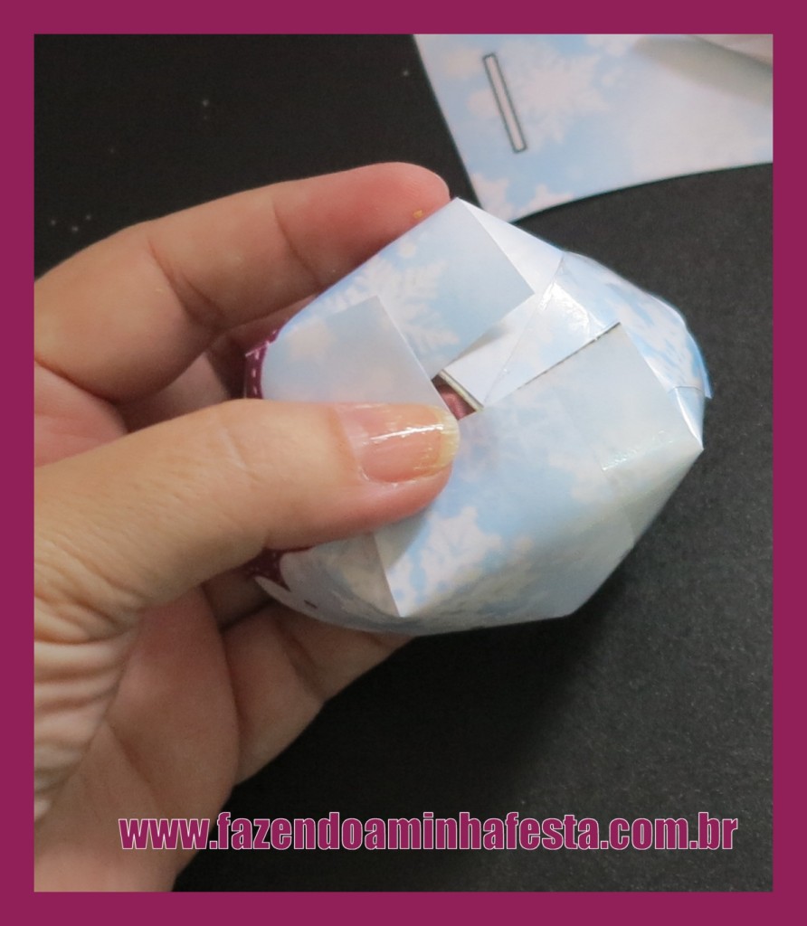 Depois de fechar cole com fita adesiva embaixo e por dentro.