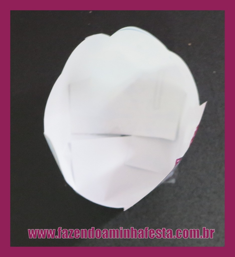 Vai ficar como um cestinha, e é só colocar o cupcake dentro e depois colocar a cobertura.