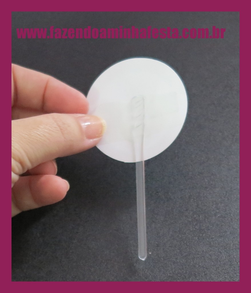 Recorte os Toppers em 5cm, e cole um palito no verso com fita adesiva