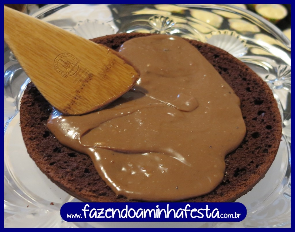 Use doce de leite ou Brigadeiro para rechear (clique aqui para ver  receita de brigadeiro).
