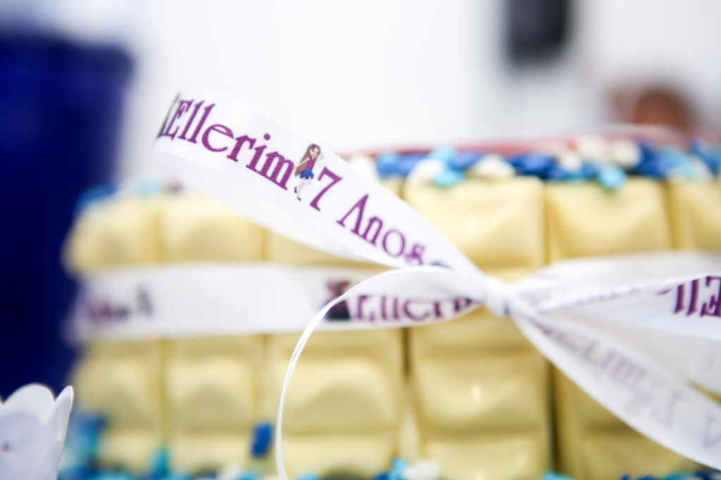 Bolo de Laka com fita personalizada.