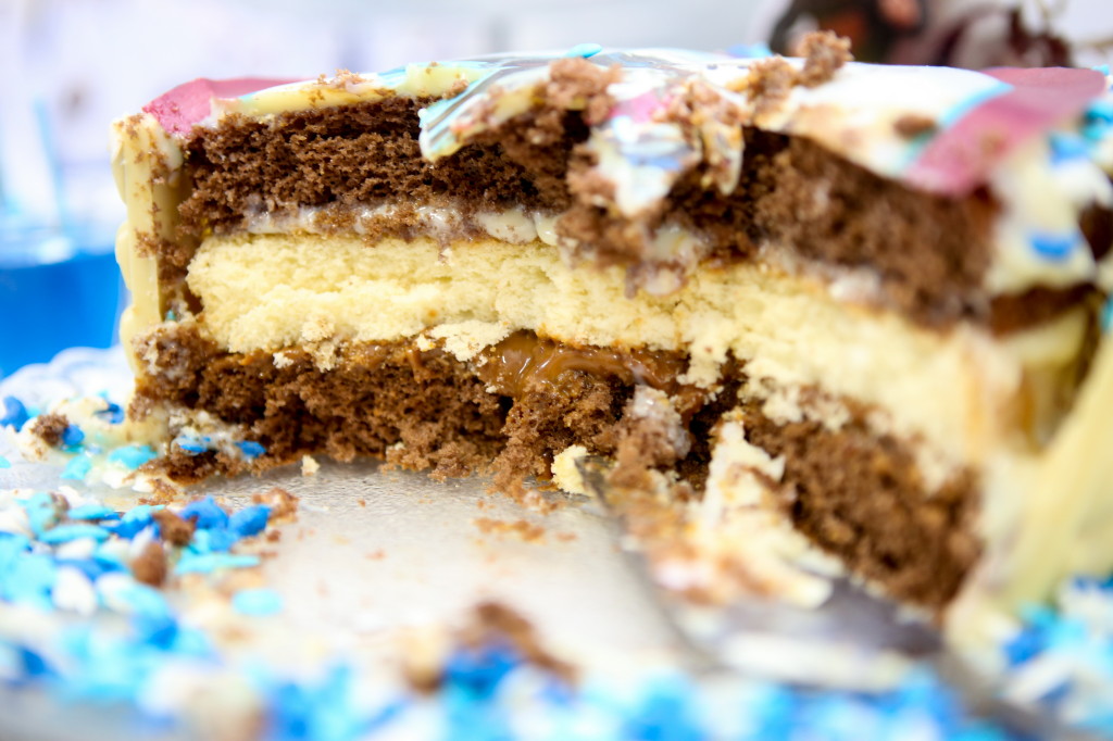 Aqui fiz uma camada de pãp-de-ló, e recheio de brigadeiro branco e doce de leite.