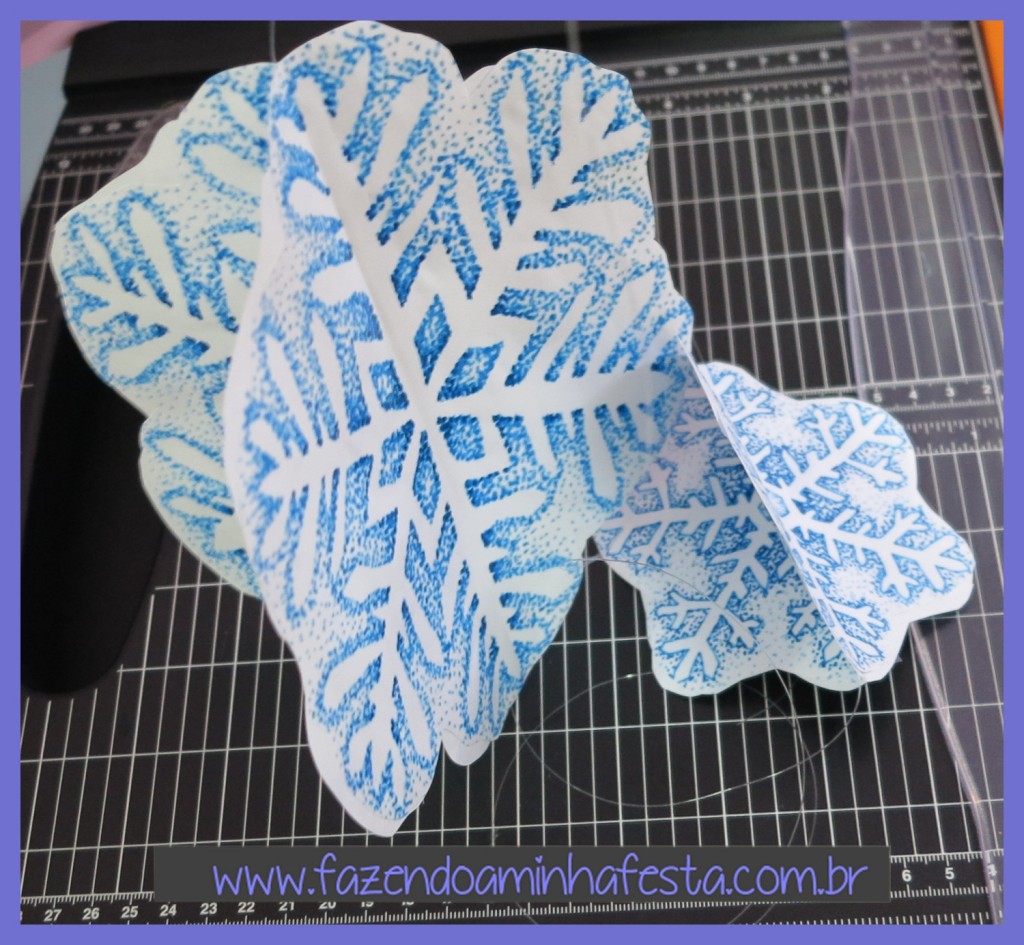 E assim ficam os flocos de neve depois de prontos, presos um ao outro pelo fio de nylon.