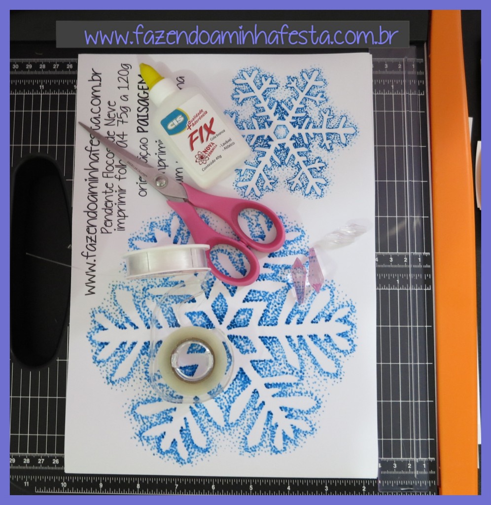 Molde impresso, tesoura, fio de nylon e cola.