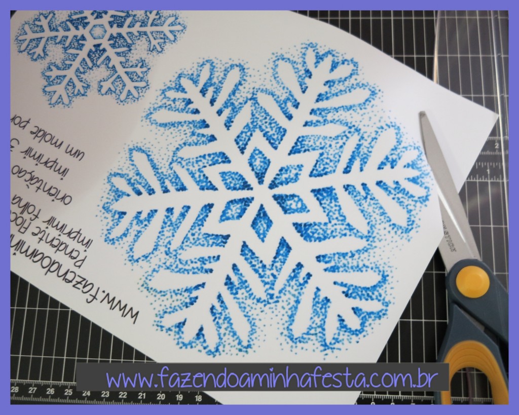 Imprimir o molde em uma folha A4 inteira. Imprimir 3 vezes o molde, e recortar os três juntos.