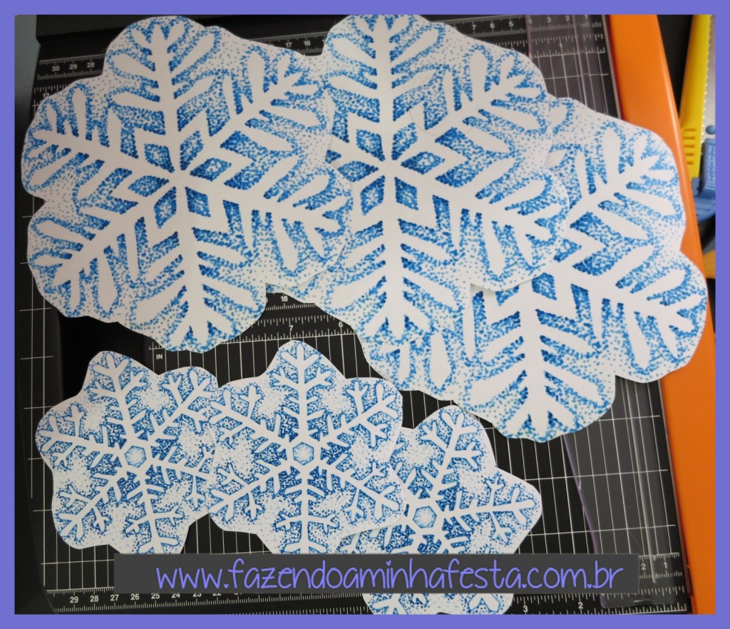 Depois de cortar as três folhas você terá 3 moldes grandes e 3 moldes médios, que formam um pendente.