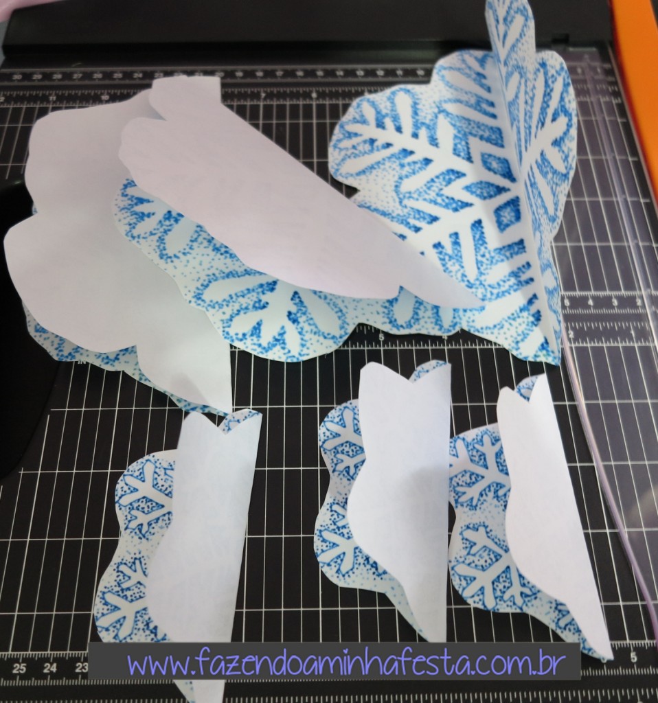 Dobre todos os moldes ao meio, com o desenho virado para dentro.