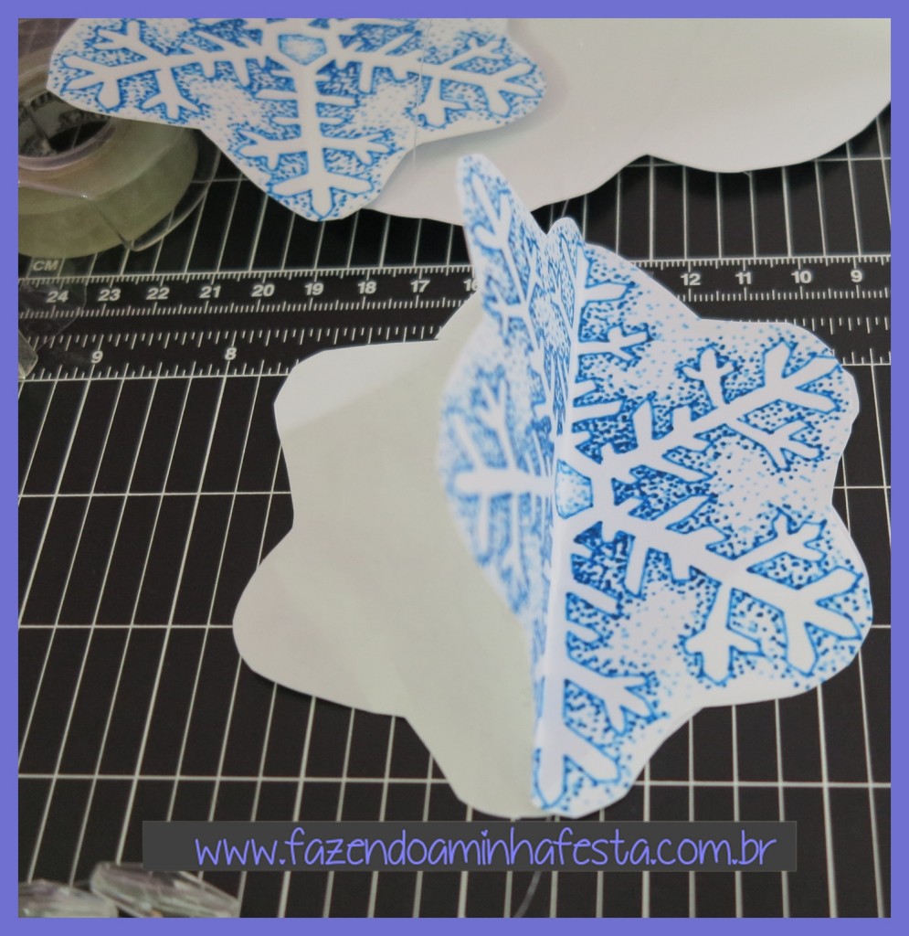 Cole metade do segundo molde pequeno no primeiro