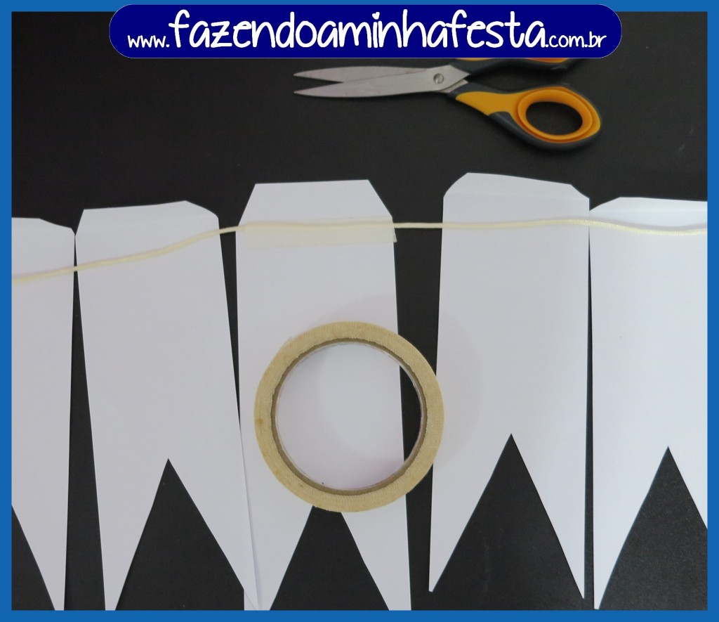Vire as bandeiras e passe uma fita na bandeirinha do meio, colando com fita dupla face.