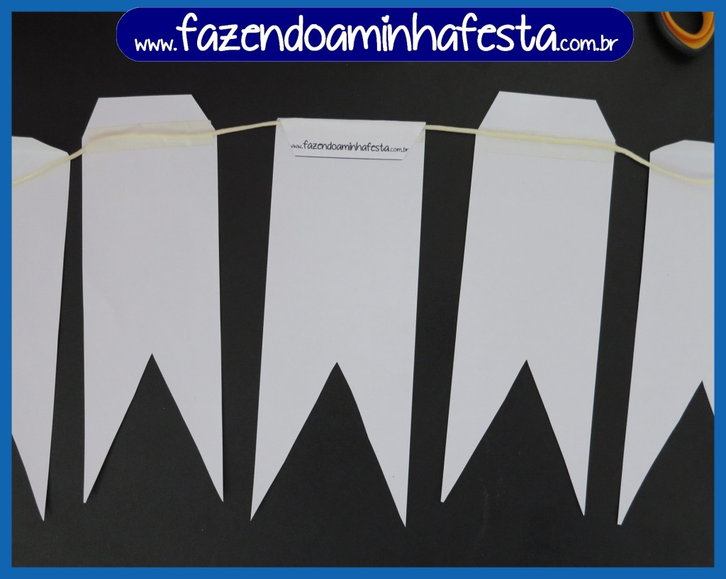 Retire a fita da dupla face e dobre a borda branca, colando, e repita com as demais bandeiras.