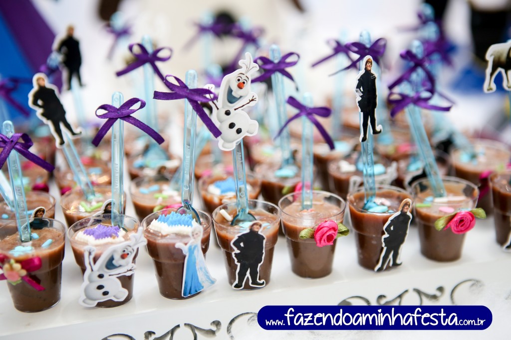 Copinhos de Brigadeiro caseiro (veja a receita aqui) enfeitados com personagens Frozen (clique aqui)