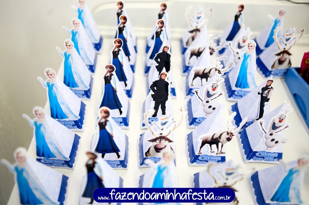 A caixinhas pirâmides comprei com a Rafa Brindes (clique aqui).