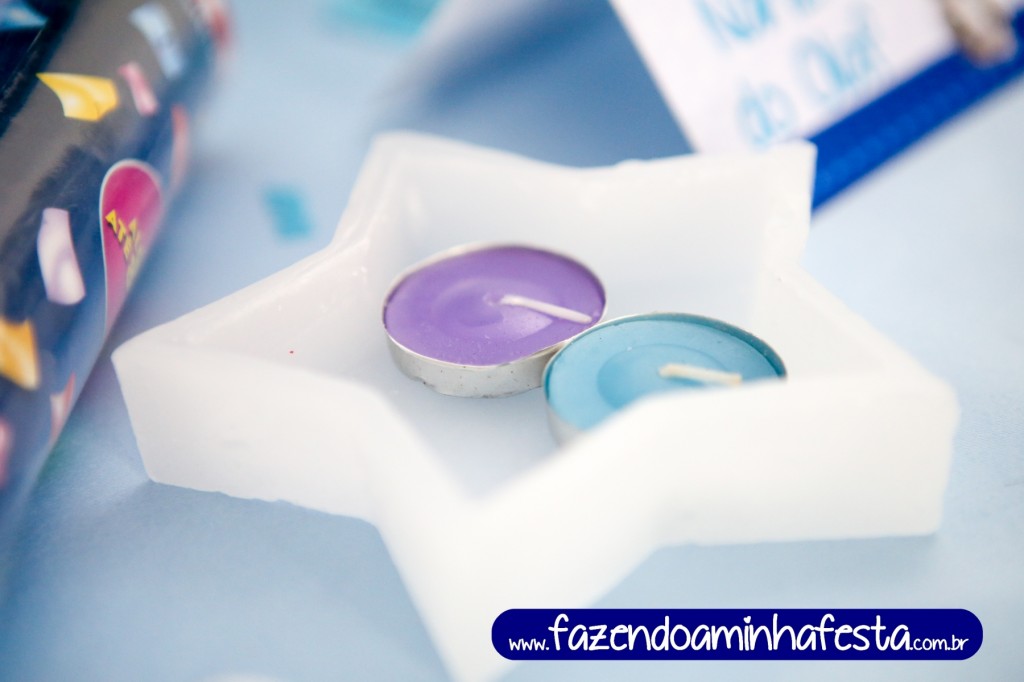 Encontrei estas velas no atacado de 1,99 (paguei R$ 1 pela estrela e R$ 0,50 pelas velas), e achei perfeitas para representar as irmãs! Coloquei uma em cada mesa, e já serviram como lembrancinha!