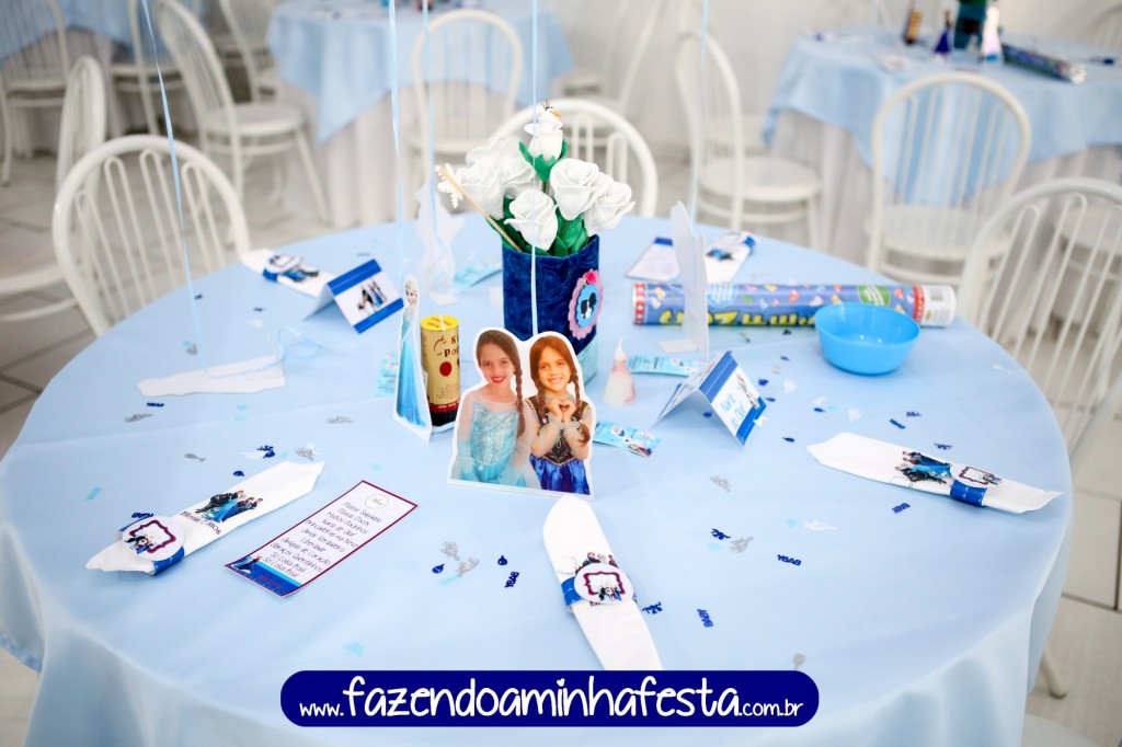 Assim ficaram as mesas, bem animadas, cheias de coisinhas, porque eu gosto de tudo bem alegre!
