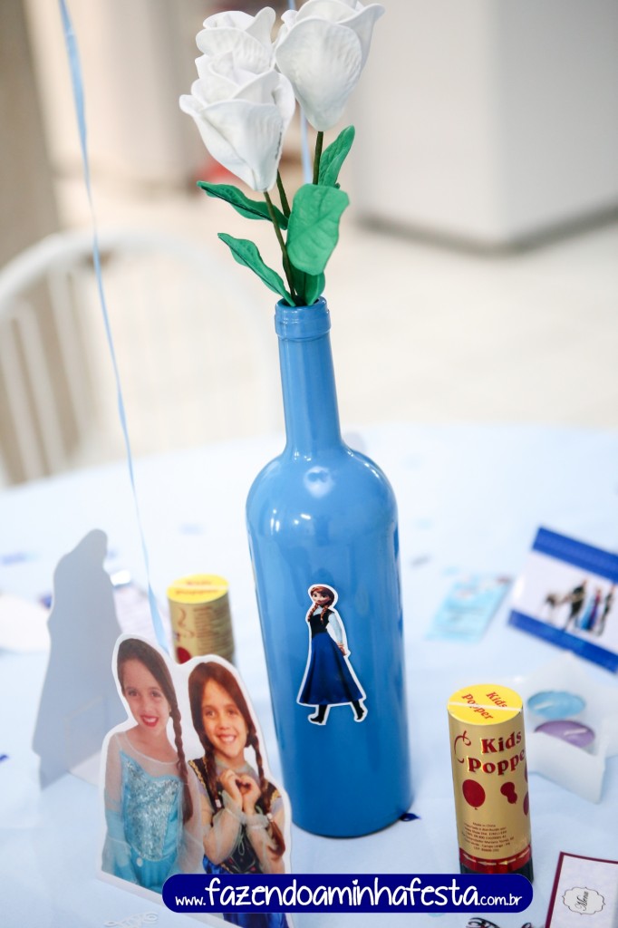 E por fim, fiz as garrafas de vinho pintadas, com o passo a passo no site!