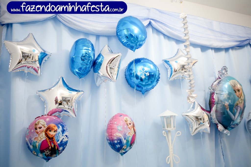Este ano, com um tema tão rico, optamos por não fazer painel de personagens no fundo. Usamos tecidos (da própria casa de festas Balanço) e balões da Balões Criativos. Eu achei muito chique o resultado, e muito fácil de fazer em casa!!!