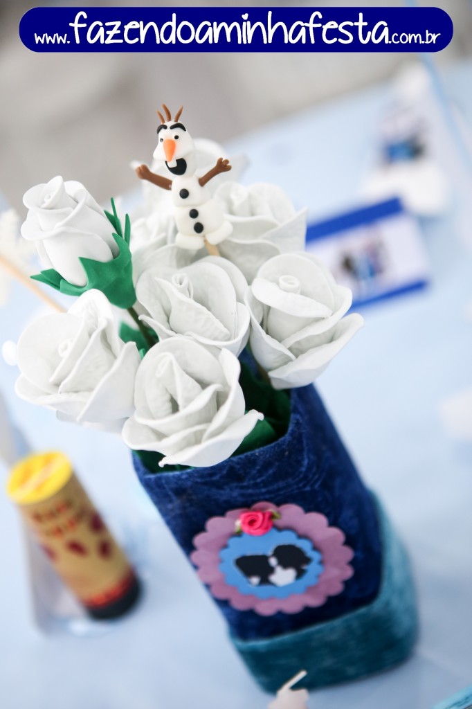Os arranjos de mesa tinham também Olafs e Flocos de Neve de biscuit em palitos, feitos pela Nanda Lorens.