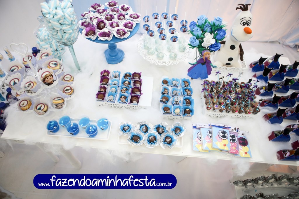 Na mesa principal os personalizados foram os destaques, pois este ano não usamos muita decoração.