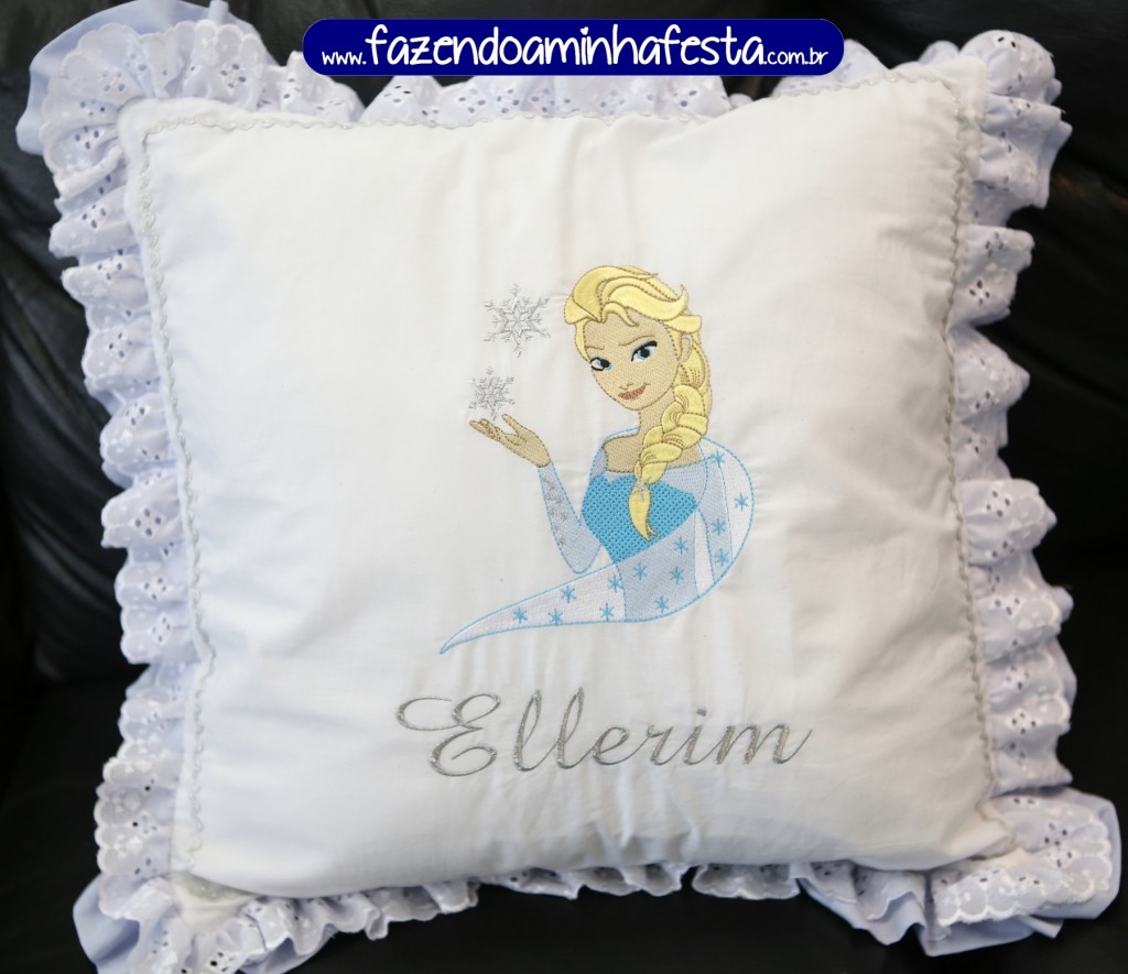 Eu não resisti essa almofada maravilhosa da Rafa Bordados, que usei no sofá na entrada do salão!