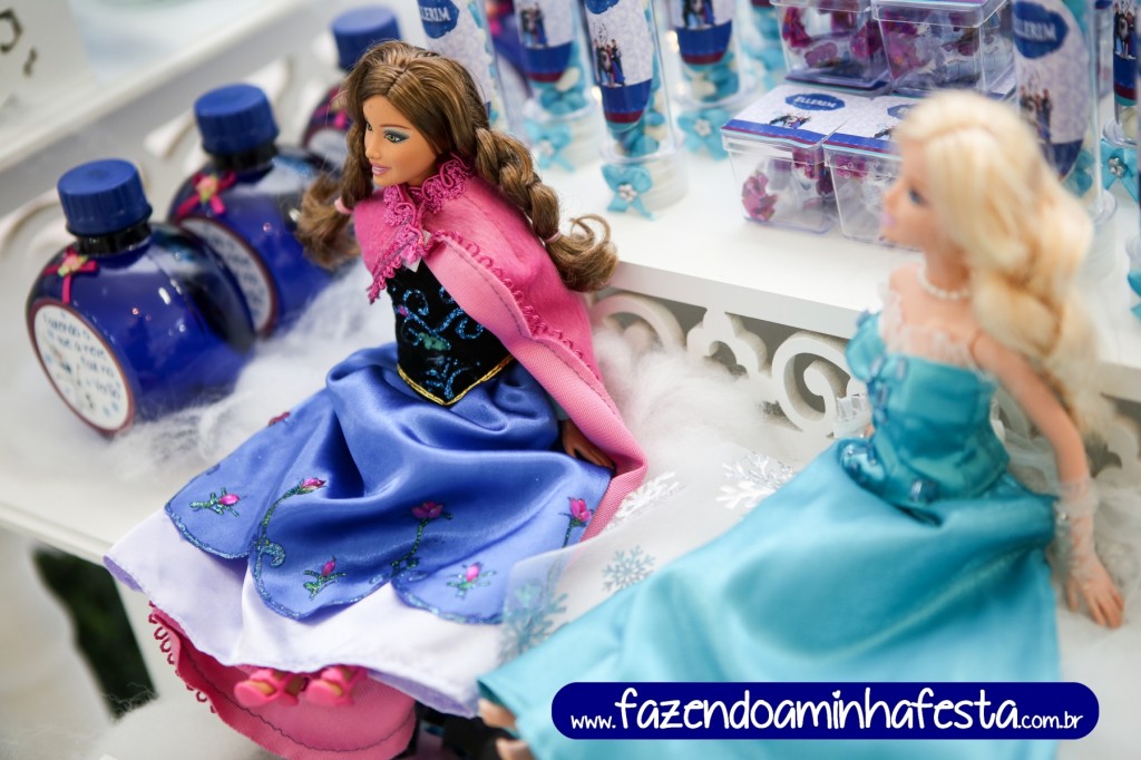 Bonecas Barbie com fantasias que compramos na feirinha de Curitiba. Ficaram lindas!