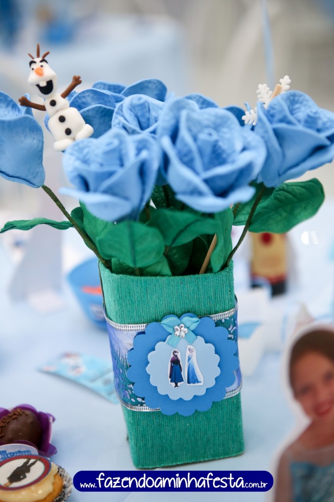 Eu fiz as caixinhas de leite decoradas com tecido para o centro de mesa, e usei as rosas da Cida para o arranjo, e já ficaram de lembrancinha.