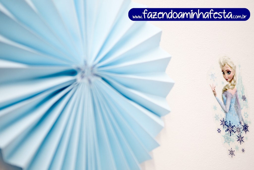 Detalhe da Roseta de Papel! Eu amo. Além de barata dá sempre um toque especial, e usamos sempre com os Pompons de Papel de Seda!