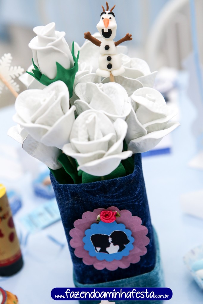 Eu fiz os centros de mesa todos diferentes, cada um com um tecido nos tons da festa, para as mesas ficarem diferentes.