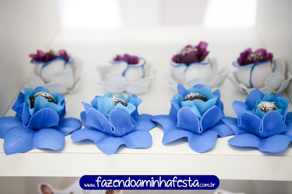 Um dos mimos favoritos eu encontrei no nosso Grupo de Noivas, que são as forminhas de rosas em EVA. São Feitas pela Cida Rodrigues. Ficou demais! Comprei 20 de cada para dar um toque especial na mesa.