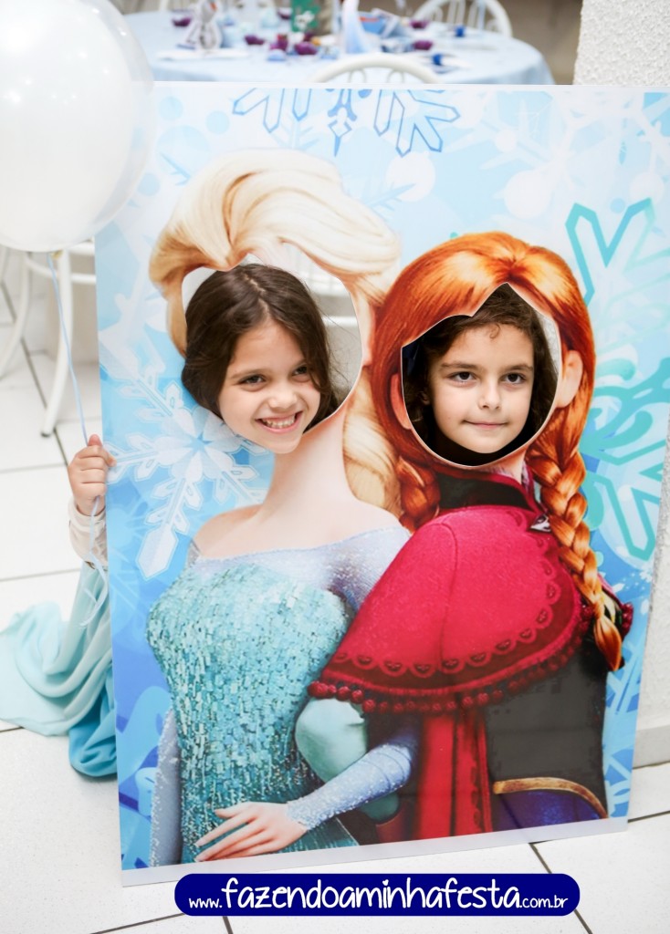 Esta foi uma das minhas ideias preferidas! Fiquei super feliz quando a Fabrika de Festa topou fazer, já que não fazia parte dos produtos deles. Fez o maior sucesso, o painel para fotos!