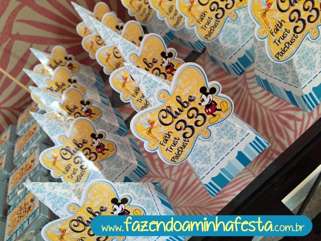 Cones, que podem ser feitos com o molde caixinha pirâmide (em todos os kits completos) colando por cima o tema da festa!