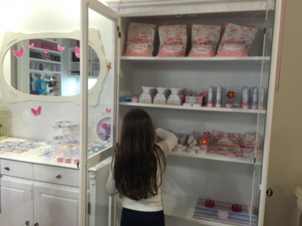 Ellerim ajudando na montagem da decoração!