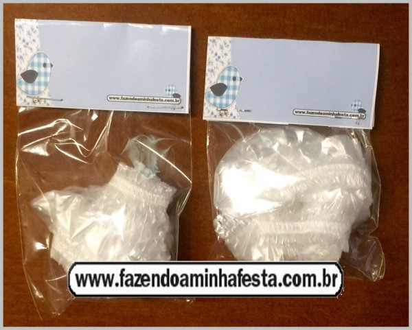 Assim fica o saquinho, com o rótulo dobrado ao meio, grampeado para fechar.