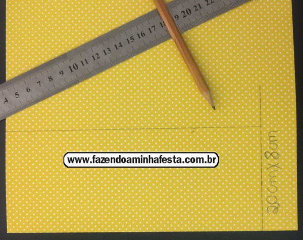 Marque o tamanho e corte o papel com 20cm de altura e 8 cm de largura (dá para fazer 3 por folha A4)